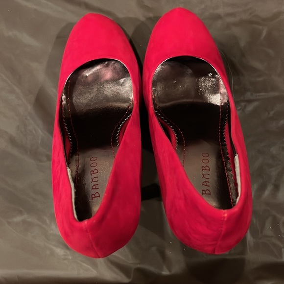 New in box size 7 red suede stiletto with a black heel - Picture 6 of 7